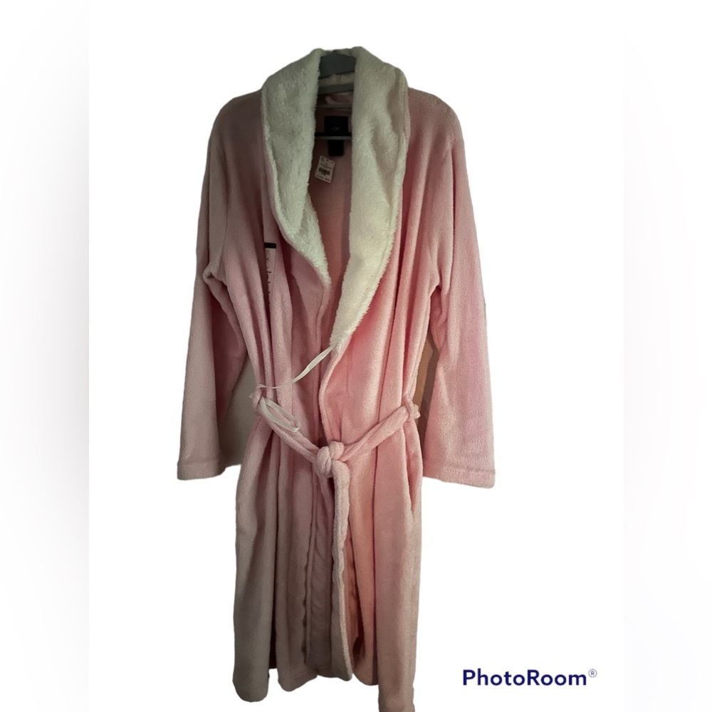 NWT Laura, Ashley, pink robe size medium very soft and fluffy